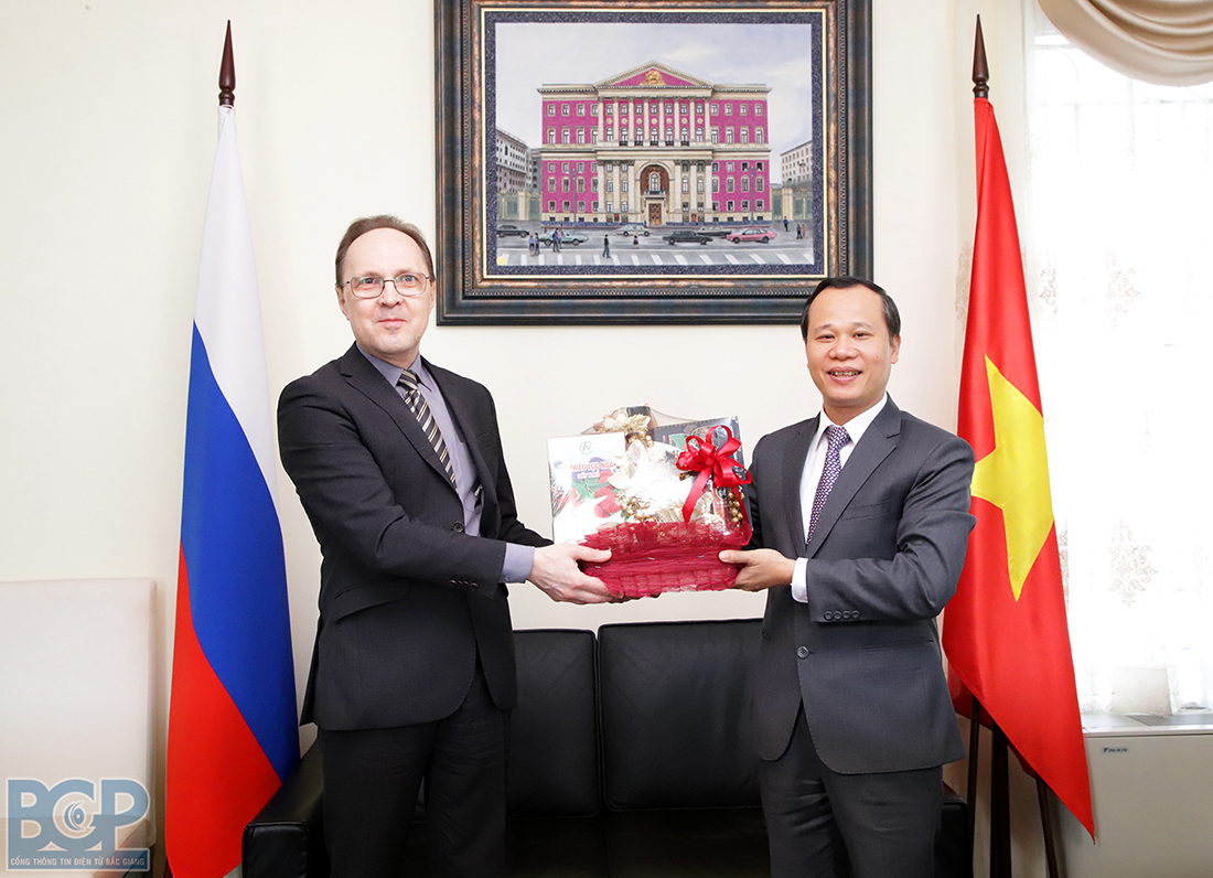 省人民委員会の常任副委員長Mai Son氏は、テトをベトナムの多くの大使館や国際機関に訪問、お祝いしました。