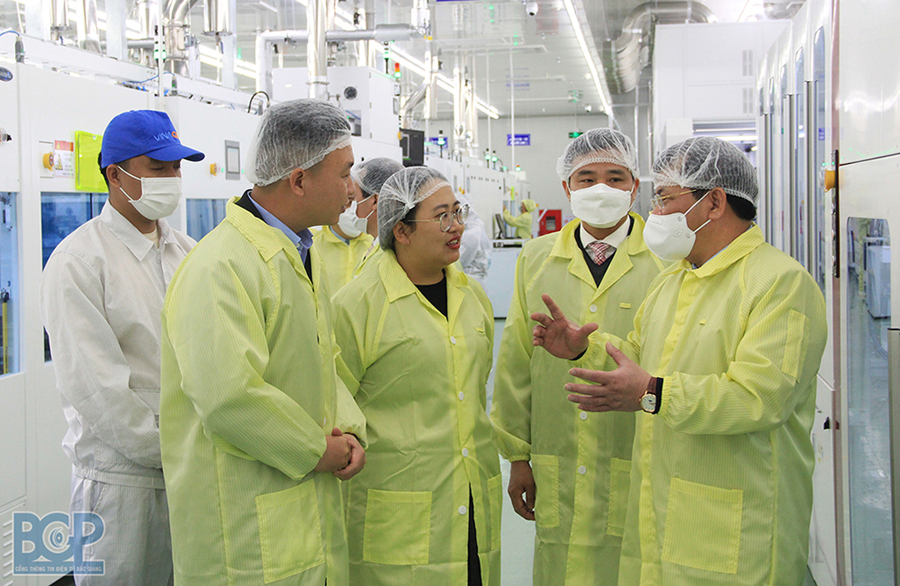 省人民委員会副委員長Phan The Tuan氏がVina Solar Technology株式会社の生産を訪問し、検査しました。