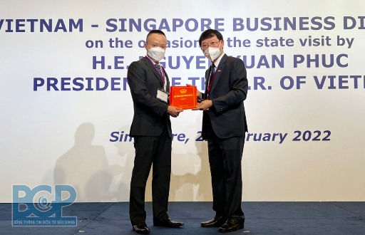 省人民委員会の委員長は覚書に署名し、総資本が約36億米ドルのシンガポールの投資家に投資証明書を授与しました。