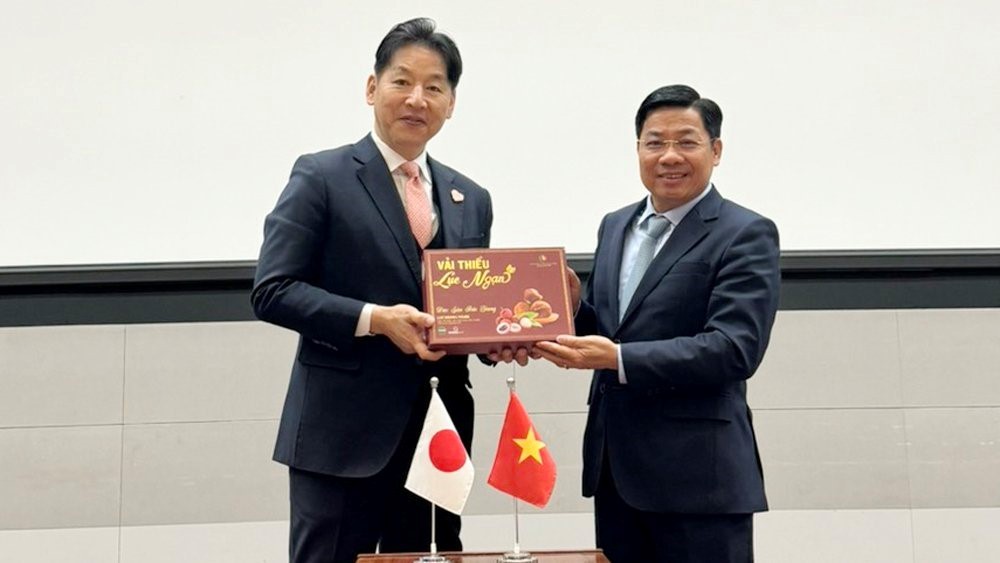 県党書記のズオン・ヴァン・タイ氏は、日本の多くの企業やビジネスのリーダーと協力しました